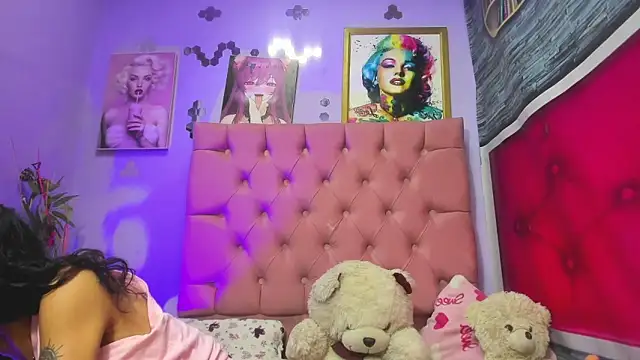 Snapshot of Kylie_Moan chatting on 4, 11, 2025 Kylie Moan online show from 4, 11, 2025