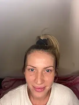 Snapshot of StellaWeb chatting on 11, 11, 2025 StellaWeb online show from 11, 11, 2025