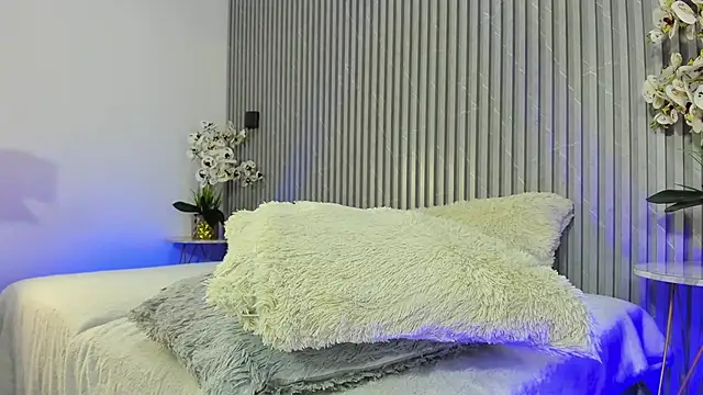 SOPHICOLLINS online show from 25, 9, 2025