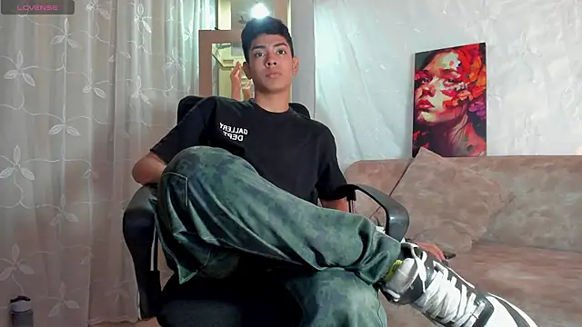 LoganTwink18 online show from 24, 3, 2026