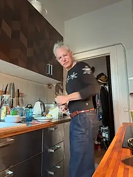 Snapshot of SexyLeon8 chatting on 7, 11, 2025 SexyLeon8 online show from 7, 11, 2025