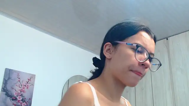 Snapshot of pinky_f00x chatting on 22, 11, 2025 pinky f00x online show from 22, 11, 2025