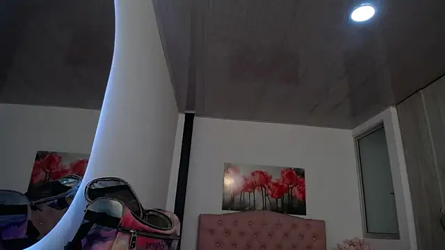 Snapshot of pinky_f00x chatting on 27, 11, 2025 pinky f00x online show from 27, 11, 2025