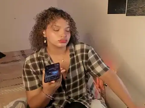 chloe kisses online show from 14, 4, 2026