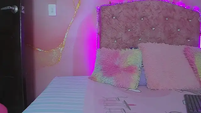 Snapshot of violet_taylor_ chatting on 4, 10, 2025 violet taylor online show from 4, 10, 2025