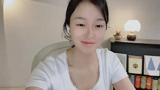 Snapshot of Onechestnut chatting on 16, 4, 2026 Onechestnut online show from 16, 4, 2026