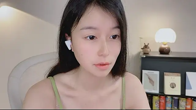 Snapshot of Onechestnut chatting on 22, 4, 2026 Onechestnut online show from 22, 4, 2026