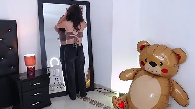 Snapshot of miascarlet_16 chatting on 16, 12, 2025 miascarlet 16 online show from 16, 12, 2025