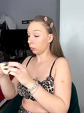 AlysonHuxley  online show from 9, 9, 2025