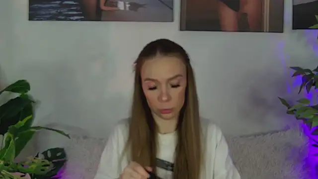 Snapshot of AlysonHuxley_ chatting on 6, 4, 2026 AlysonHuxley online show from 6, 4, 2026