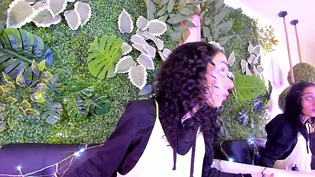 CurlyWeeds online show from 8, 10, 2025