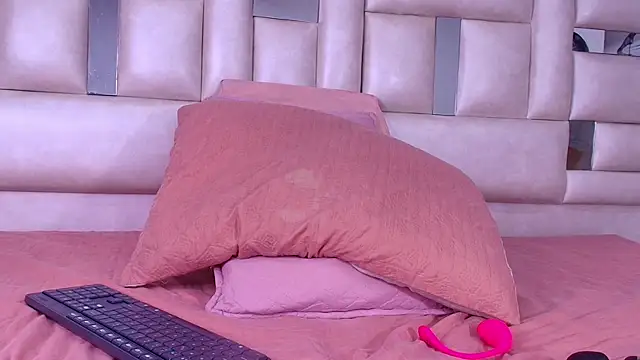 emmacurvy online show from 11, 9, 2025