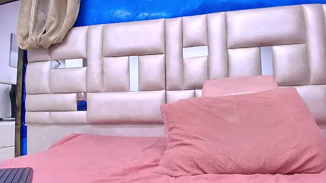 emmacurvy online show from 7, 10, 2025