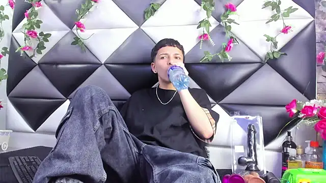 Snapshot of Megan_Thompson_ chatting on 29, 10, 2025 Megan Thompson  online show from 29, 10, 2025