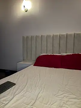 Mia Roswell online show from 9, 4, 2026