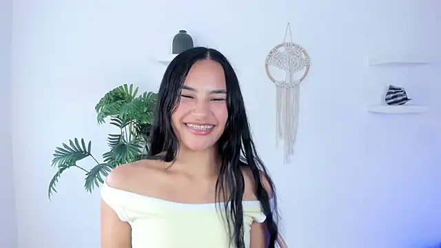 Snapshot of emily_yeon chatting on 13, 12, 2025 emily yeon online show from 13, 12, 2025