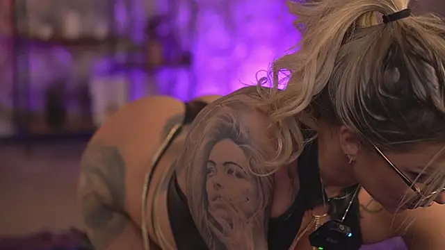 Snapshot of AlmaVelia chatting on 2, 10, 2025 AlmaVelia online show from 2, 10, 2025