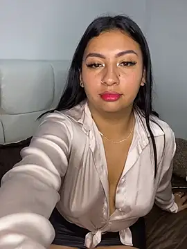 Issa Santana online show from 2, 3, 2026