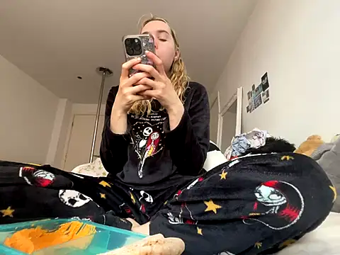 Snapshot of violetcutie chatting on 28, 9, 2025 violetcutie online show from 28, 9, 2025