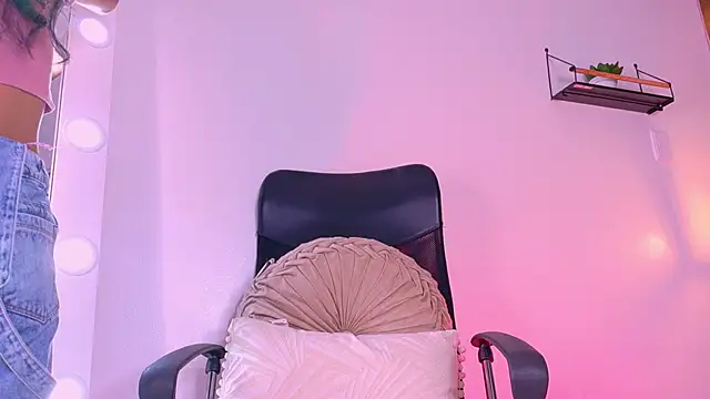 TiffValentinee  online show from 6, 10, 2025