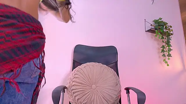 TiffValentinee  online show from 13, 10, 2025