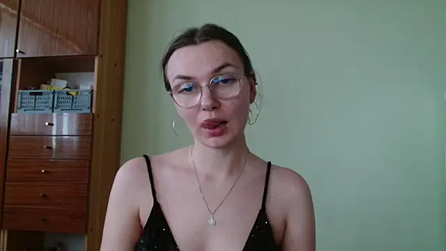 LooveELLYx online show from 6, 10, 2025