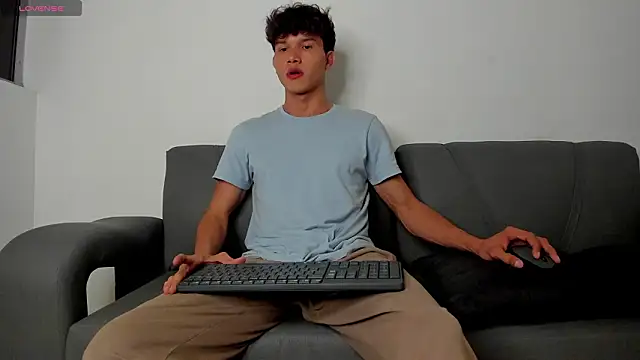 Snapshot of 2Amateur_Guys chatting on 18, 1, 2026 2Amateur Guys online show from 18, 1, 2026