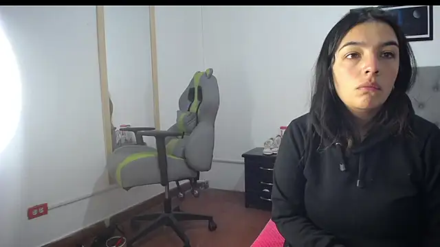 Esmeraldaa- online show from 23, 9, 2025