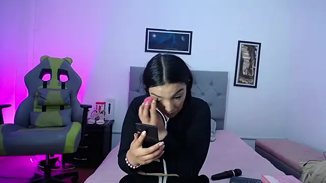 Esmeraldaa- online show from 16, 10, 2025