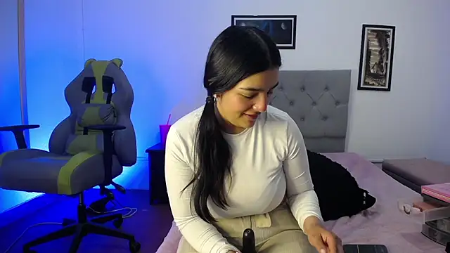 Esmeraldaa- online show from 25, 10, 2025