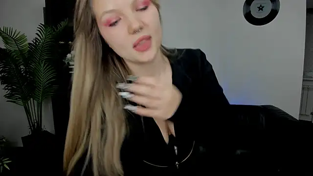 Snapshot of MariaRobinsone chatting on 8, 10, 2025 MariaRobinsone online show from 8, 10, 2025