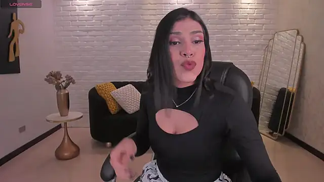 Snapshot of SarahYates chatting on 21, 11, 2025 SarahYates online show from 21, 11, 2025