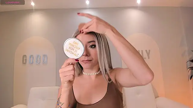 IsabellaMoreau online show from 5, 1, 2026