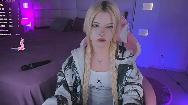 Snapshot of Cuddly_Kitten chatting on 24, 9, 2025 Cuddly Kitten online show from 24, 9, 2025