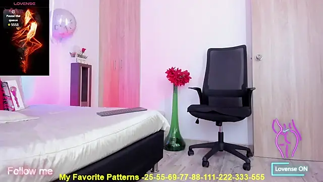 Snapshot of miaroberts69 chatting on 27, 9, 2025 miaroberts69 online show from 27, 9, 2025