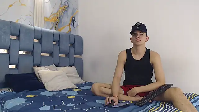 Snapshot of TWINKS_FRIENDS chatting on 2, 4, 2026 TWINKS FRIENDS online show from 2, 4, 2026