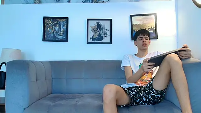 Snapshot of TWINKS_FRIENDS chatting on 4, 4, 2026 TWINKS FRIENDS online show from 4, 4, 2026