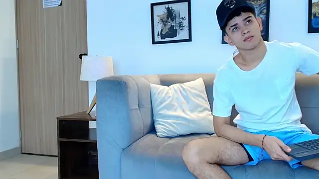 Snapshot of TWINKS_FRIENDS chatting on 11, 4, 2026 TWINKS FRIENDS online show from 11, 4, 2026