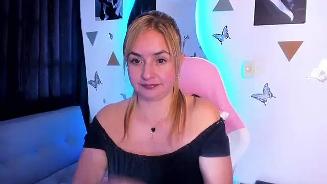 luciamature  online show from 1, 12, 2025