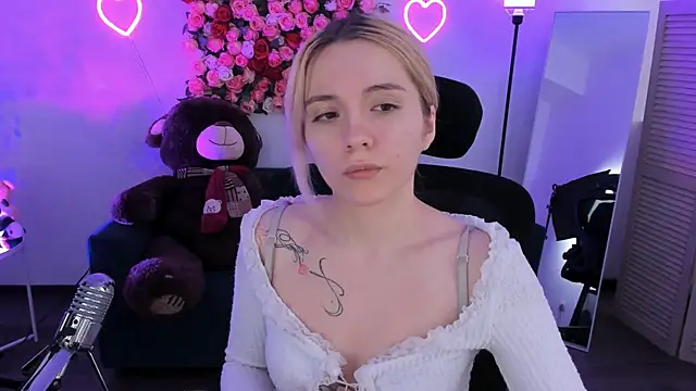 AuroraWrenfield online show from 15, 4, 2026