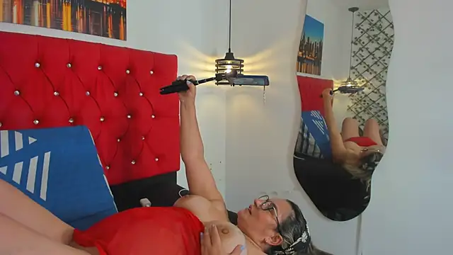 Snapshot of carolinacrus01 chatting on 10, 9, 2025 carolinacrus01 online show from 10, 9, 2025