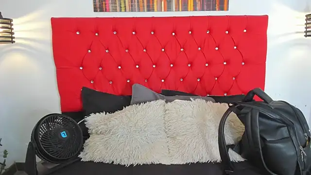 Snapshot of carolinacrus01 chatting on 10, 9, 2025 carolinacrus01 online show from 10, 9, 2025