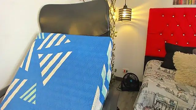 Snapshot of carolinacrus01 chatting on 17, 9, 2025 carolinacrus01 online show from 17, 9, 2025