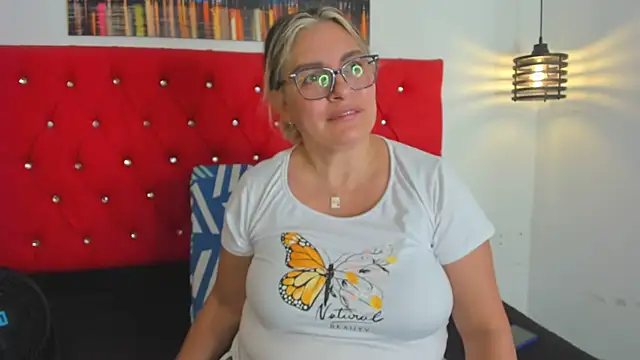 Snapshot of carolinacrus01 chatting on 6, 10, 2025 carolinacrus01 online show from 6, 10, 2025