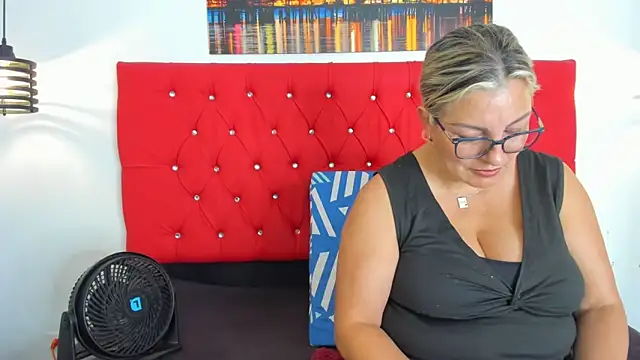 Snapshot of carolinacrus01 chatting on 15, 10, 2025 carolinacrus01 online show from 15, 10, 2025