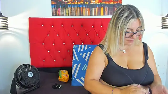 Snapshot of carolinacrus01 chatting on 13, 11, 2025 carolinacrus01 online show from 13, 11, 2025