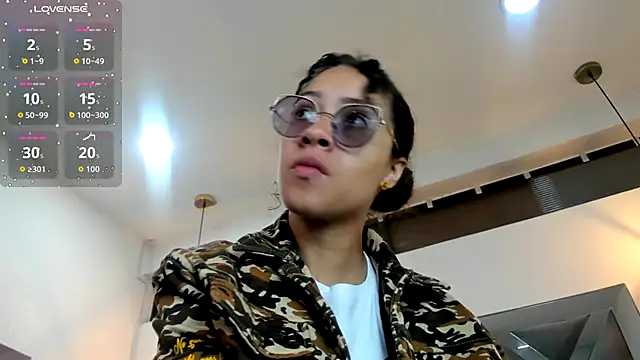 Snapshot of Hanna_Cornee_ chatting on 17, 10, 2025 Hanna Cornee online show from 17, 10, 2025