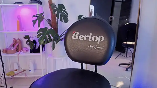 Snapshot of VickyGrey chatting on 18, 11, 2025 VickyGrey online show from 18, 11, 2025