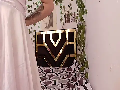 lucywhite13 online show from 17, 9, 2025