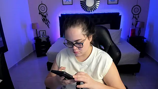 LolaVillalobos online show from 13, 5, 2026